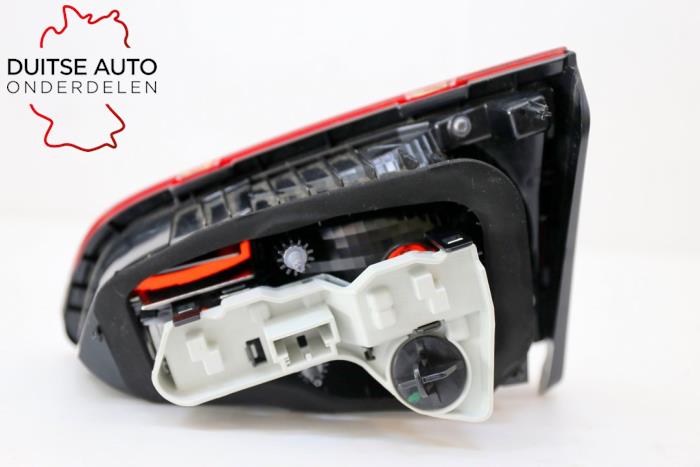 Achterlicht links van een Volkswagen Golf VII (AUA) 1.4 TSI 16V 2016