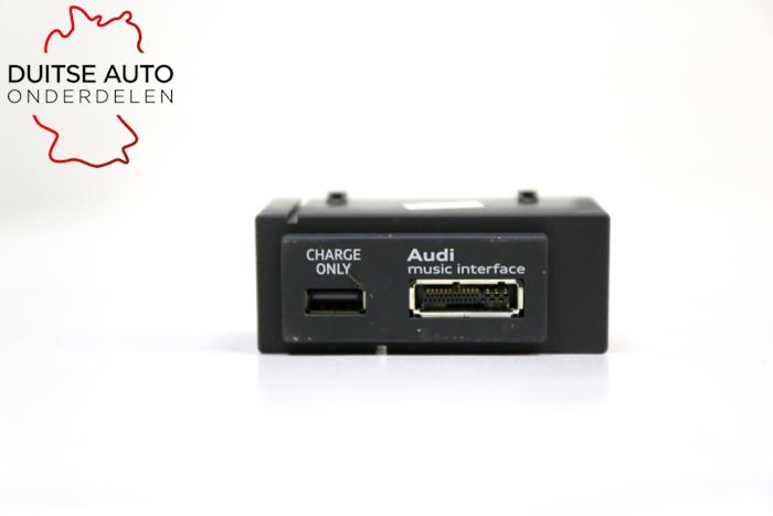 AUX/USB aansluiting van een Audi A3 Cabriolet (8V7/8VE) 2.0 TDI 16V 2014