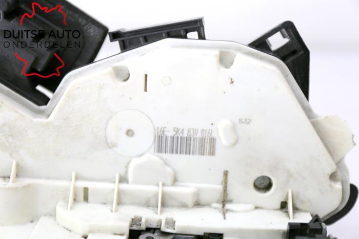 Deurslot Mechaniek 4Deurs rechts-achter van een Volkswagen Golf 2016