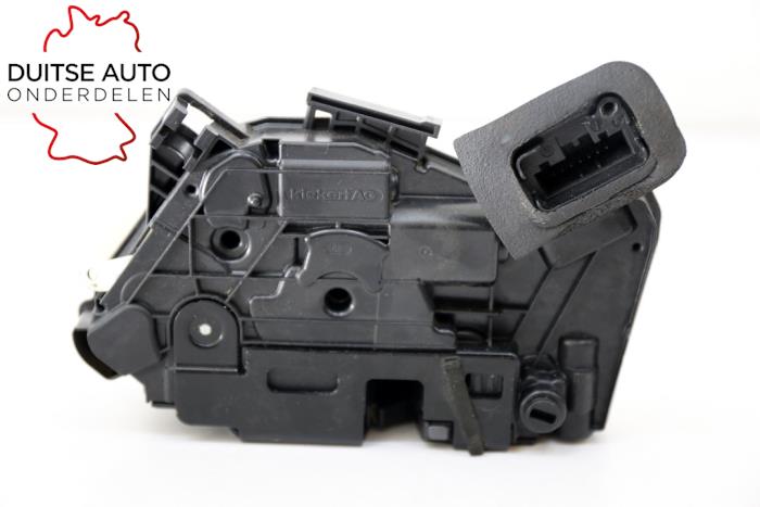 Deurslot Mechaniek 4Deurs rechts-achter van een Volkswagen Golf 2016