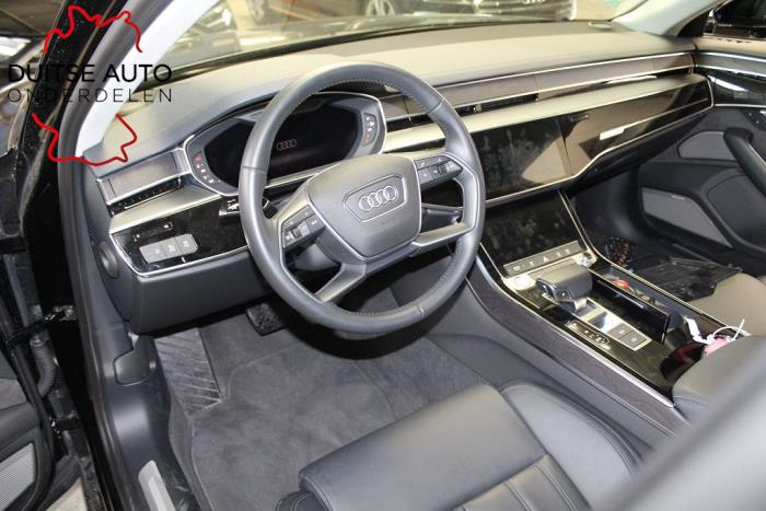 Dashboard sierlijst van een Audi A8 (D5) 4.0 V8 32V 60 TFSI Mild Hybrid Quattro 2019