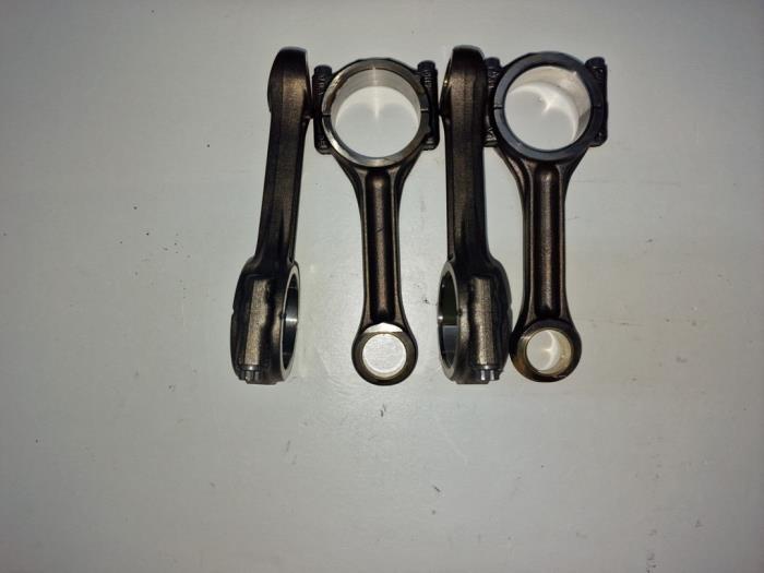 Drijfstang van een Volkswagen Golf VII (AUA) 2.0 GTD 16V 2021