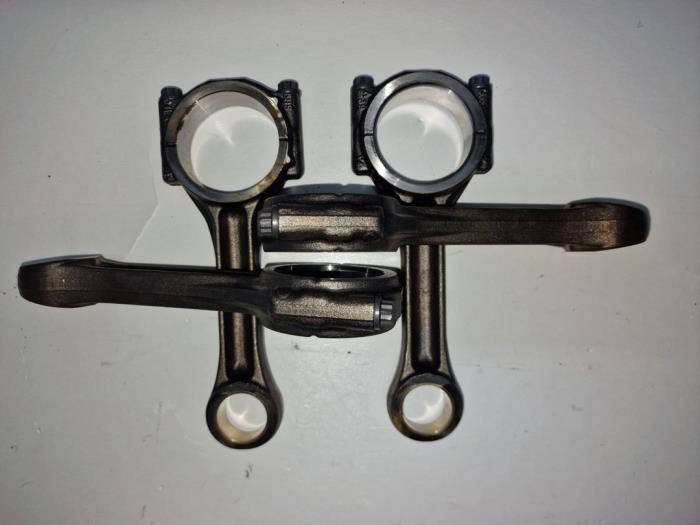 Drijfstang van een Volkswagen Golf VII (AUA) 2.0 GTD 16V 2021