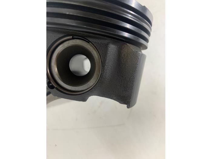 Zuiger van een Ford Transit 2.0 TDCi 16V Eco Blue 130 2020