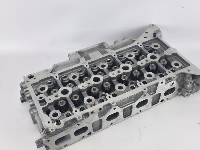 Cilinderkop van een Ford Transit 2.0 TDCi 16V Eco Blue 130 2021