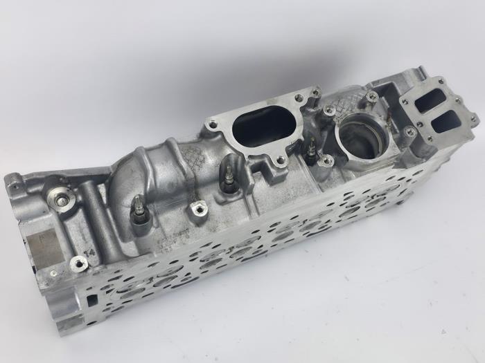 Cilinderkop van een Ford Transit 2.0 TDCi 16V Eco Blue 130 2021