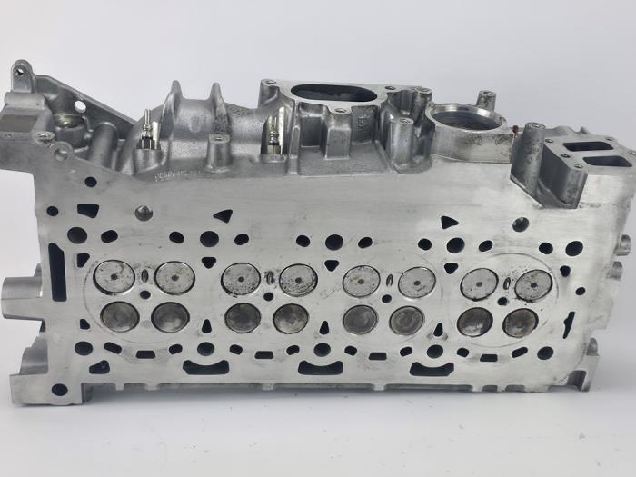 Cilinderkop van een Ford Transit 2.0 TDCi 16V Eco Blue 130 2021