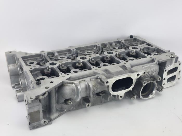Cilinderkop van een Ford Transit 2.0 TDCi 16V Eco Blue 130 2021