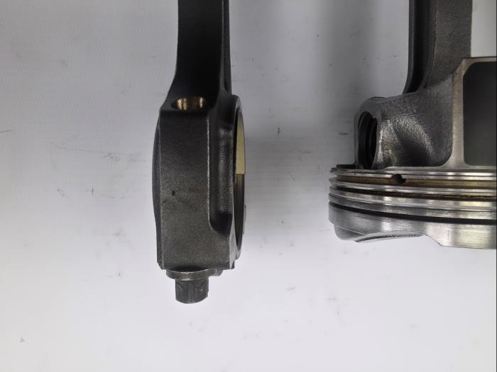 Gebruikte Zuiger Ford Focus 3 1.5 EcoBoost 16V 150 Prijs € 169,40 Inclusief btw aangeboden door WH Carparts