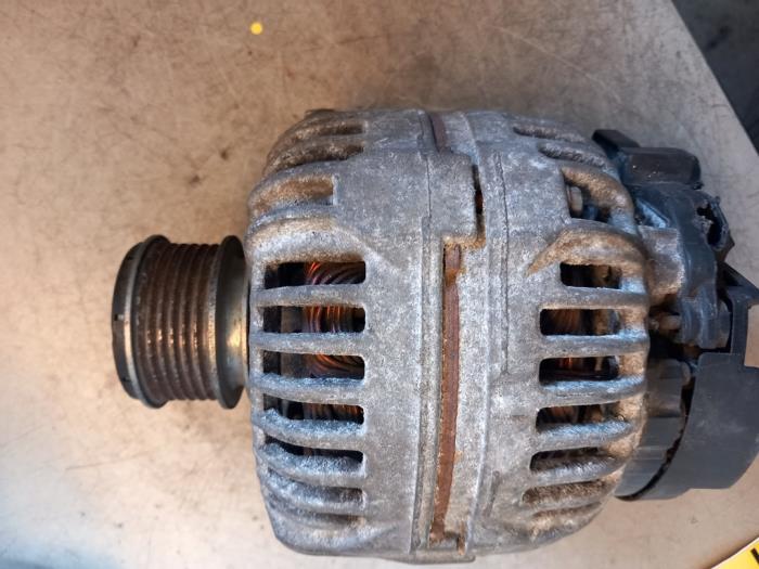 Gebruikte Dynamo Volkswagen Sharan (7M8/M9/M6) 1.9 TDI 115 4Motion Prijs € 40,00 Margeregeling aangeboden door Umit Sloperij