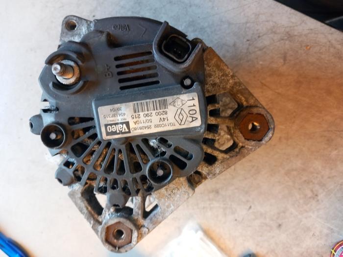 Gebruikte Dynamo Renault Megane II (BM/CM) 1.6 16V Prijs € 30,00 Margeregeling aangeboden door Umit Sloperij