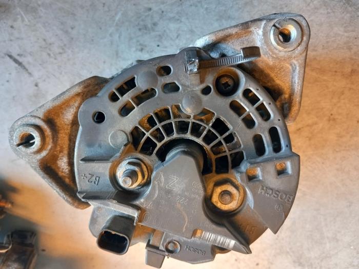 Gebruikte Dynamo Opel Corsa D 1.0 12V Twinport Prijs € 40,00 Margeregeling aangeboden door Umit Sloperij