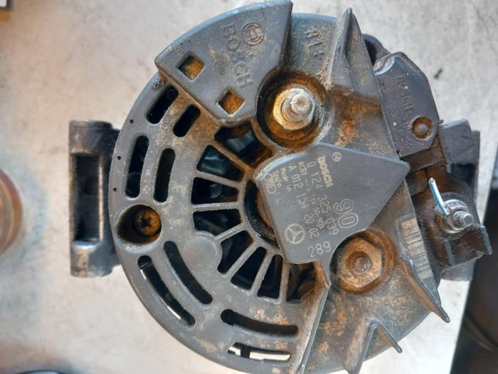Gebruikte Alternator Mercedes Sprinter 2t (901/902) 208 CDI 16V Prijs € 90,00 Margeregeling aangeboden door Umit Sloperij