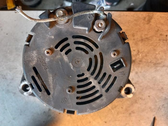 Dynamo van een Mercedes-Benz C (W202) 1.8 C-180 16V 1995