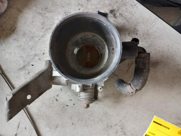 Gebruikte Gasklephuis Kia Rio (DC22/24) 1.5 16V Prijs € 29,00 Margeregeling aangeboden door Umit Sloperij