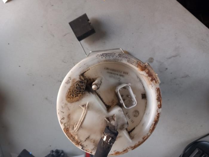 Gebruikte Benzinepomp BMW 3 serie (E46/2) 325 Ci 24V Prijs € 50,00 Margeregeling aangeboden door Umit Sloperij
