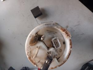 Gebruikte Benzinepomp BMW 3 serie (E46/2) 325 Ci 24V Prijs € 50,00 Margeregeling aangeboden door Umit Sloperij