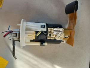 Gebruikte Benzinepomp Hyundai Santa Fe I 2.0 16V 4x2 Prijs € 60,00 Margeregeling aangeboden door Umit Sloperij