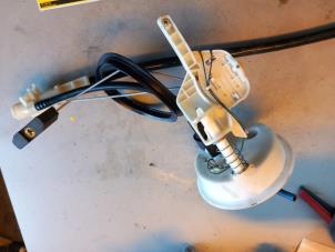 Gebruikte Benzinepomp BMW 3 serie Compact (E46/5) 316ti 16V Prijs € 35,00 Margeregeling aangeboden door Umit Sloperij