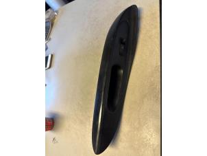 Gebruikte Schakelaar Elektrisch Raam Hyundai H-1/H-200 Prijs € 30,00 Margeregeling aangeboden door Umit Sloperij