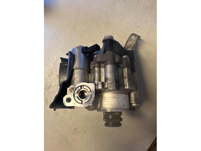 Gebruikte Pomp Servo Mercedes E (W212) E-250 CDI 16V BlueEfficiency Prijs € 80,00 Margeregeling aangeboden door Umit Sloperij