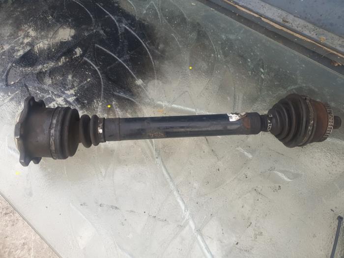 Gebruikte Aandrijfas rechts-voor Volkswagen Passat (3B2) 1.8 20V Syncro Prijs € 50,00 Margeregeling aangeboden door Umit Sloperij
