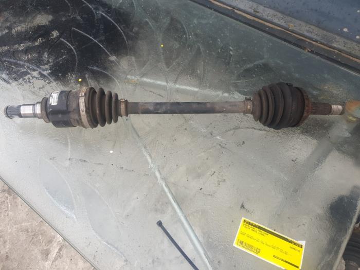 Gebruikte Aandrijfas links-voor Toyota Yaris (P1) 1.3 16V VVT-i Prijs € 60,00 Margeregeling aangeboden door Umit Sloperij