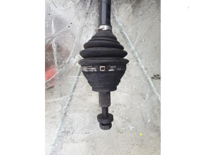 Gebruikte Aandrijfas links-voor Volkswagen Caddy III (2KA,2KH,2CA,2CH) 1.6 Bifuel Prijs € 50,00 Margeregeling aangeboden door Umit Sloperij