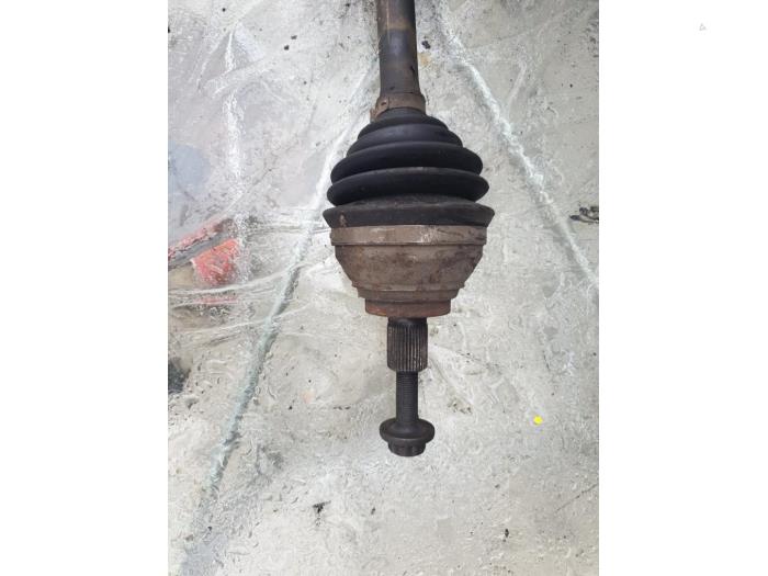 Gebruikte Aandrijfas links-voor Volkswagen Caddy III (2KA,2KH,2CA,2CH) 1.6 Bifuel Prijs € 50,00 Margeregeling aangeboden door Umit Sloperij