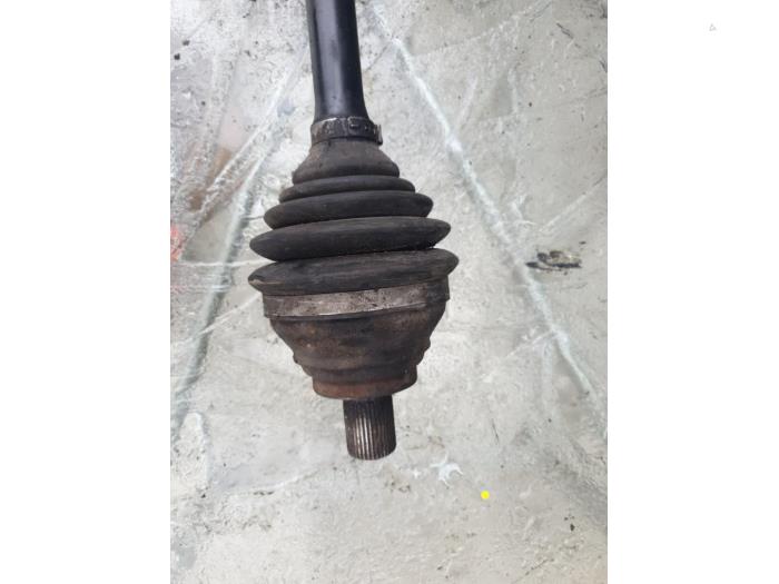 Gebruikte Aandrijfas links-voor Volkswagen Caddy III (2KA,2KH,2CA,2CH) 1.6 Bifuel Prijs € 120,00 Margeregeling aangeboden door Umit Sloperij