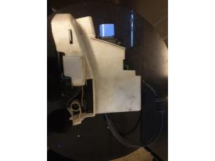 Gebruikte Deurvanger 4Deurs links-achter Volkswagen Polo Prijs € 30,00 Margeregeling aangeboden door Umit Sloperij