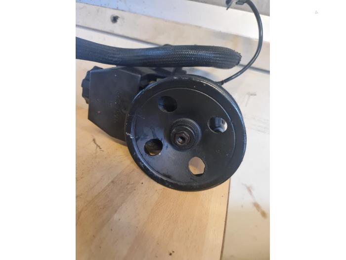 Gebruikte Pomp Servo Mercedes C Sportcoupé (C203) 2.0 C-180 16V Prijs € 70,00 Margeregeling aangeboden door Umit Sloperij