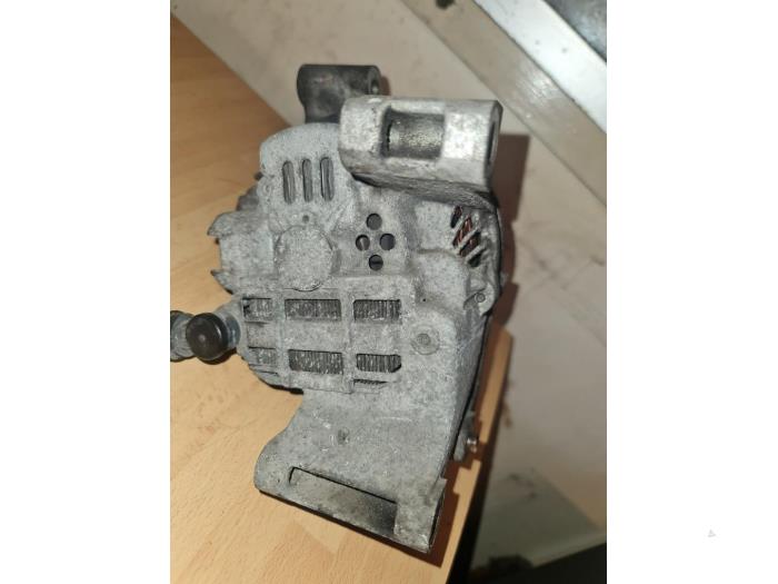 Dynamo van een Mazda 5 (CR19) 2.0i 16V 2005