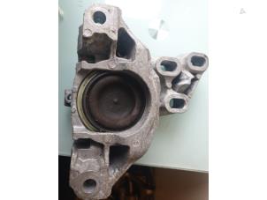 Gebruikte Motorsteun Mercedes A (W176) 1.8 A-180 CDI 16V Autom. Prijs € 20,00 Margeregeling aangeboden door Umit Sloperij