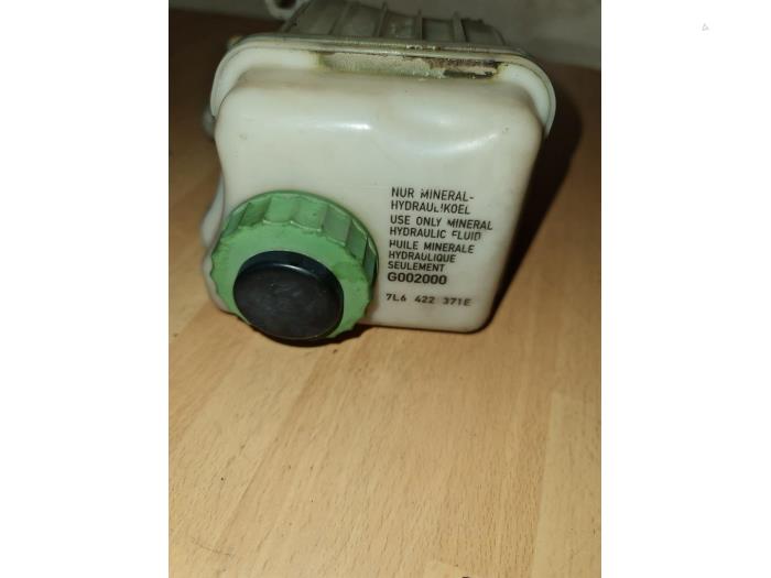 Gebruikte Servo Oliereservoir Volkswagen Touareg (7PA/PH) 3.0 TDI V6 24V Prijs € 25,00 Margeregeling aangeboden door Umit Sloperij