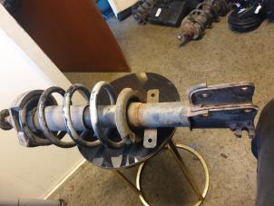 Gebruikte Mac Phersonpoot links-voor Opel Vivaro A 2.0 16V Prijs € 35,00 Margeregeling aangeboden door Umit Sloperij