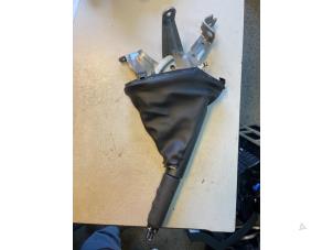 Gebruikte Handremhendel Mini Mini (F56) 1.5 12V Cooper Prijs € 30,00 Margeregeling aangeboden door Umit Sloperij