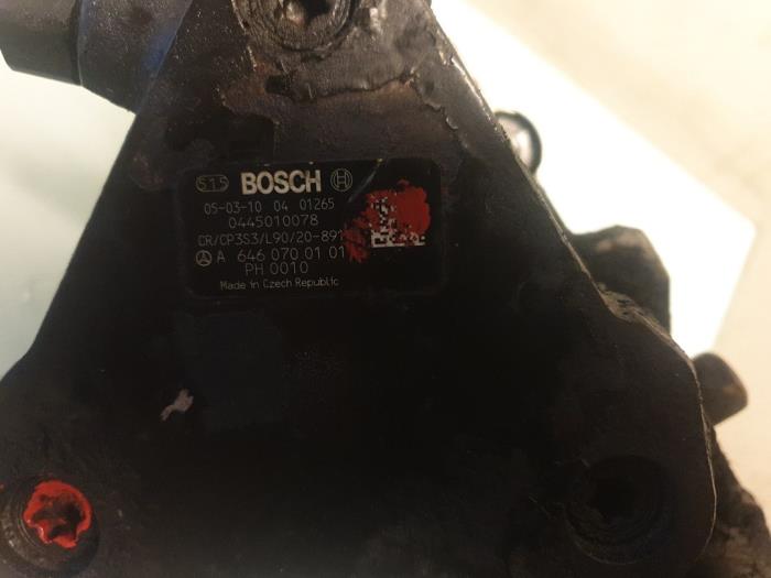 Dieselpomp van een Mercedes-Benz Vito (639.7) 2.2 115 CDI 16V 2004