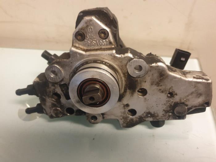 Dieselpomp van een Mercedes-Benz Vito (639.7) 2.2 115 CDI 16V 2004