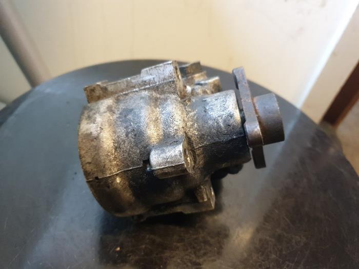 Gebruikte Pomp Servo Opel Vivaro 2.5 CDTI 16V Prijs € 60,00 Margeregeling aangeboden door Umit Sloperij
