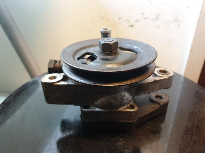 Stuurbekrachtiging Pomp van een Hyundai Lantra/Elantra II 1.6i GLS 16V 1998