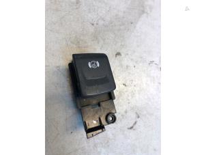 Gebruikte Schakelaar handrem Audi A8 (D3) 4.2 TDI V8 32V Quattro Prijs € 25,00 Margeregeling aangeboden door Umit Sloperij