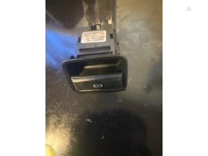 Gebruikte Schakelaar handrem Mercedes GLA AMG (156.9) 2.0 45 AMG Turbo 16V Prijs € 15,00 Margeregeling aangeboden door Umit Sloperij