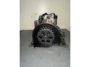 Gebruikte Oliepomp BMW 5 serie (F10) 530d 24V Prijs € 90,00 Margeregeling aangeboden door Umit Sloperij