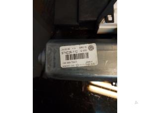 Gebruikte Portierruitmotor Volkswagen Passat Variant (3C5) 1.9 TDI Prijs € 30,00 Margeregeling aangeboden door Umit Sloperij