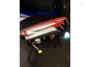 Gebruikte Achterlichtglas links Peugeot 607 (9D/U) 2.2 16V Prijs € 20,00 Margeregeling aangeboden door Umit Sloperij