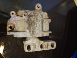 Gebruikte Motorsteun Volkswagen Jetta IV (162/16A) 2.0 TDI 16V Prijs € 25,00 Margeregeling aangeboden door Umit Sloperij