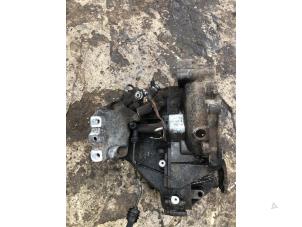 Gebruikte Versnellingsbak Volkswagen Caddy III (2KA,2KH,2CA,2CH) 2.0 SDI Prijs € 220,00 Margeregeling aangeboden door Umit Sloperij