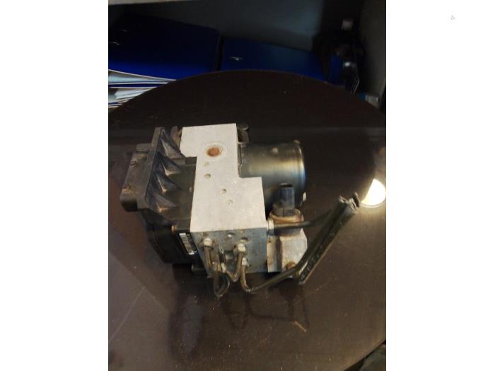 Gebruikte ABS Pomp Mercedes S (W220) 5.0 S-500 V8 24V Prijs € 70,00 Margeregeling aangeboden door Umit Sloperij