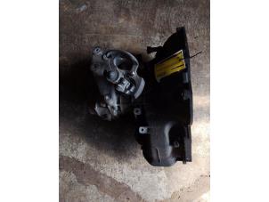 Gebruikte Versnellingsbak Opel Corsa D 1.2 16V Prijs € 150,00 Margeregeling aangeboden door Umit Sloperij